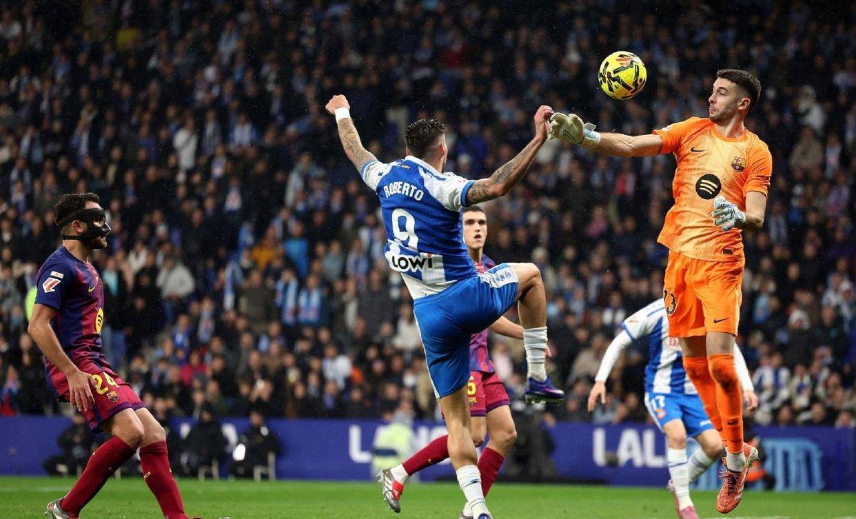 西甲争四全乱套了，随着巴萨2-0稳住榜首，西甲最新积分榜出炉，黄潜客场逆转升第三